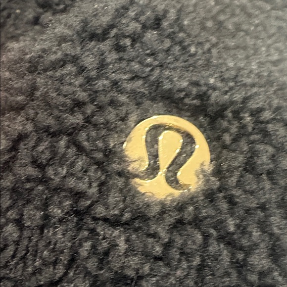 Lululemon Everywhere Black Sherpa Belt Bag - Picture 2 of 4